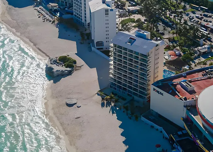 Paradise Beachfront & Nightlife Heart
